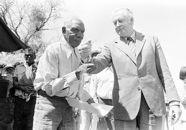 On 26 August 1975 Prime Minister Gough Whitlam handed a leasehold title to land at Daguragu (Wattie Creek) to Vincent Lingiari, representative of the Gurindji people.
